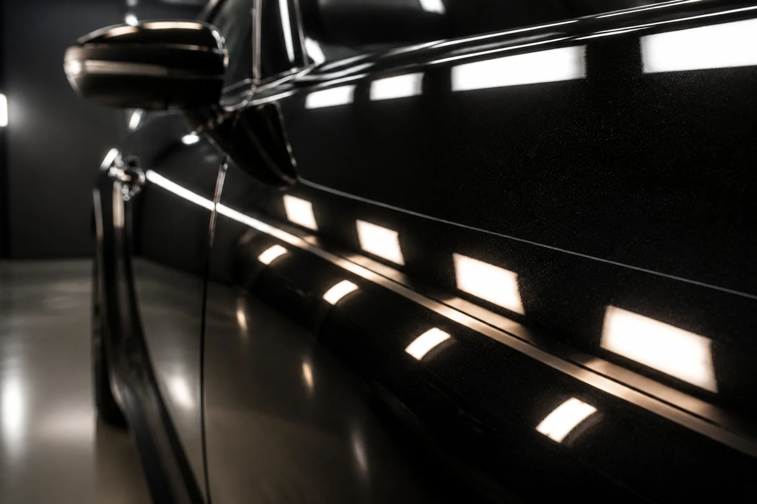 Reflektierender schwarzer Fahrzeuglack unter Studiolicht